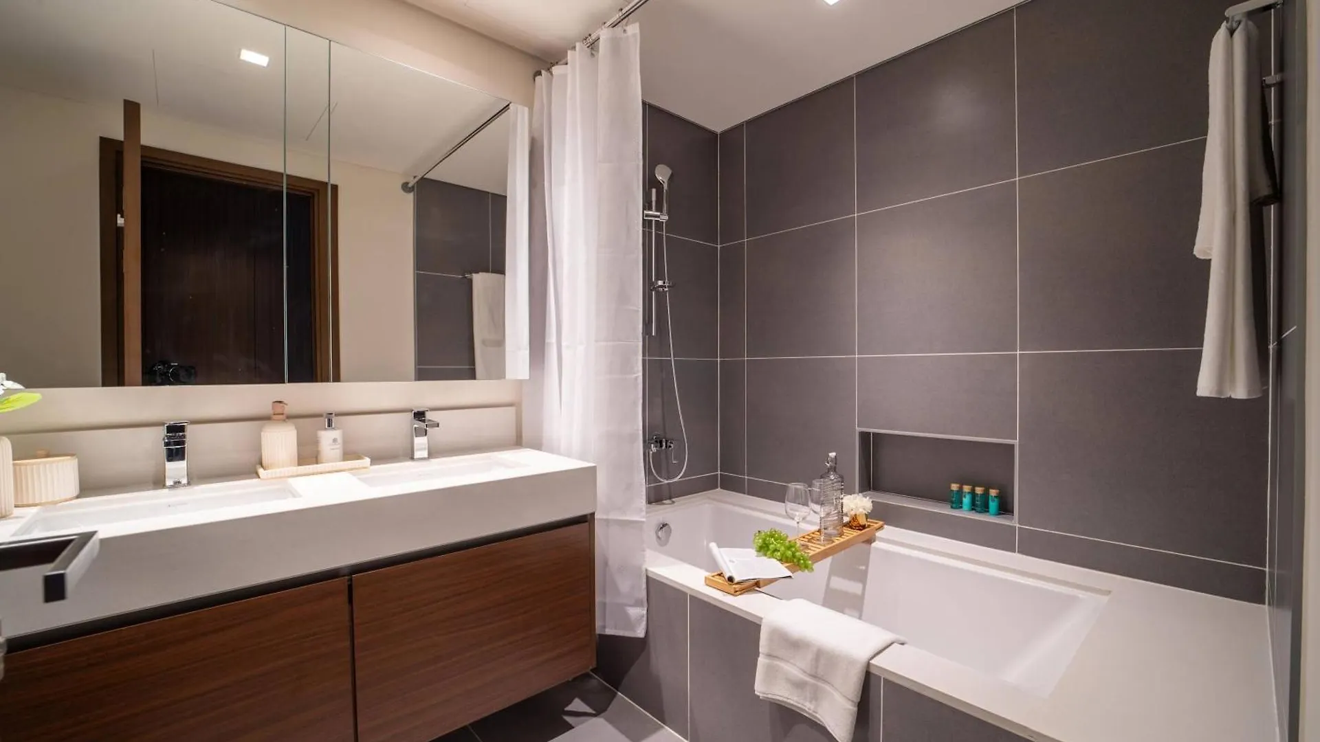Frank Porter - Creek Edge Tower 1 Dubai Daire